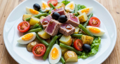 Лёгкий, вкусный и сытный: готовим настоящий салат Нисуаз с тунцом и свежими овощами